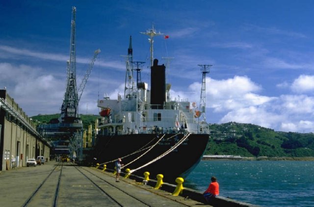 BARCO AMARRADO PUERTO  AVIONES CAMIONES BARCOS